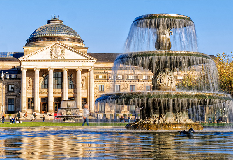 Das Kurhaus in Wiesbaden wo die Energiewelt24 in sachen Strom und Gas tätig ist